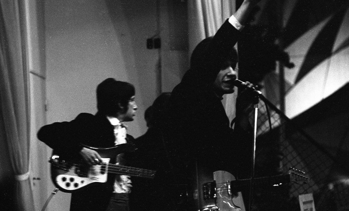 The Kinks uppträder på Stjärnscenen 1965.