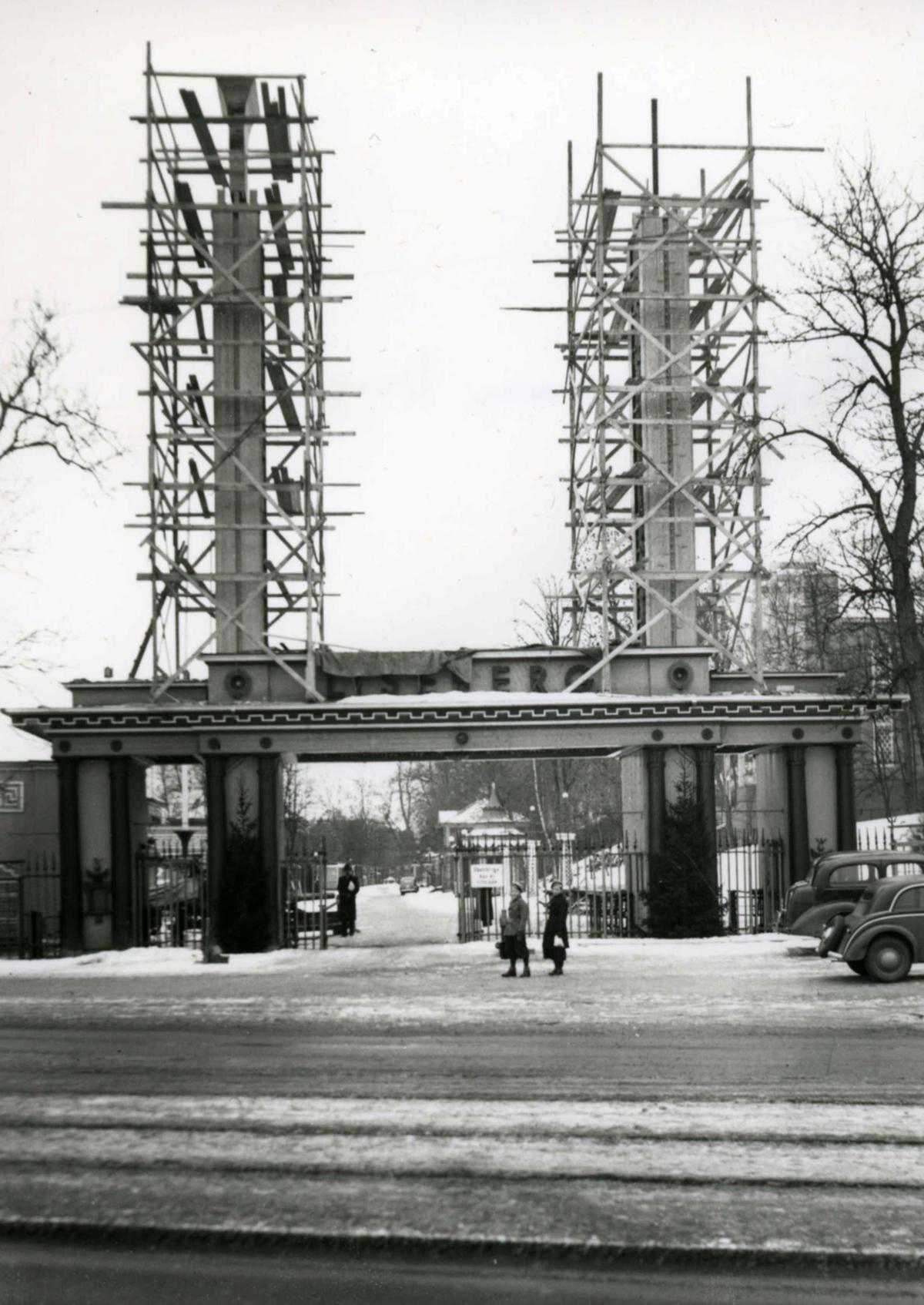 Huvudentrén byggs 1940.