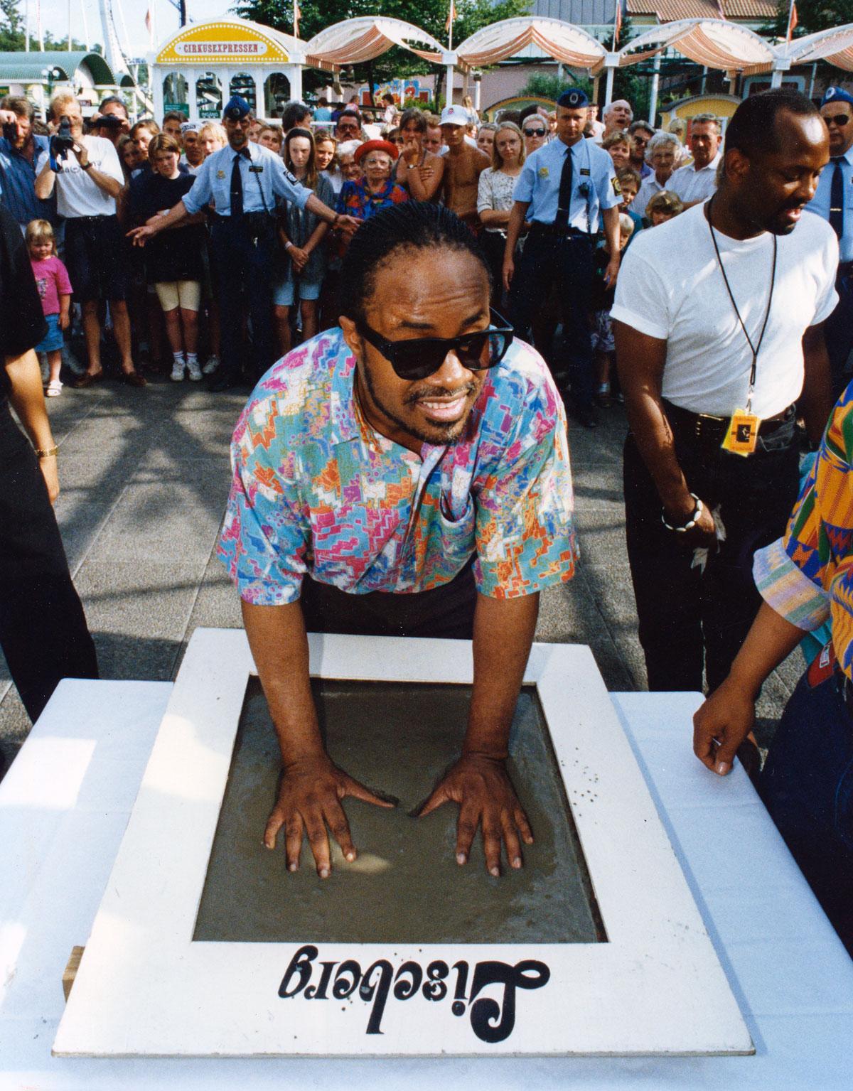Musikern Stevie Wonder lämnar handavtryck till Hedersplatsen 1992.